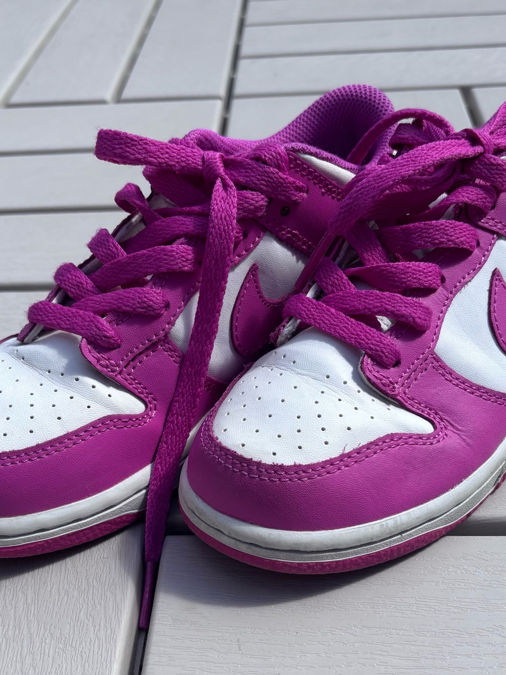 Nike : Kids Low-Top Sneakers in Magenta and White - Stylish Everyday Shoes